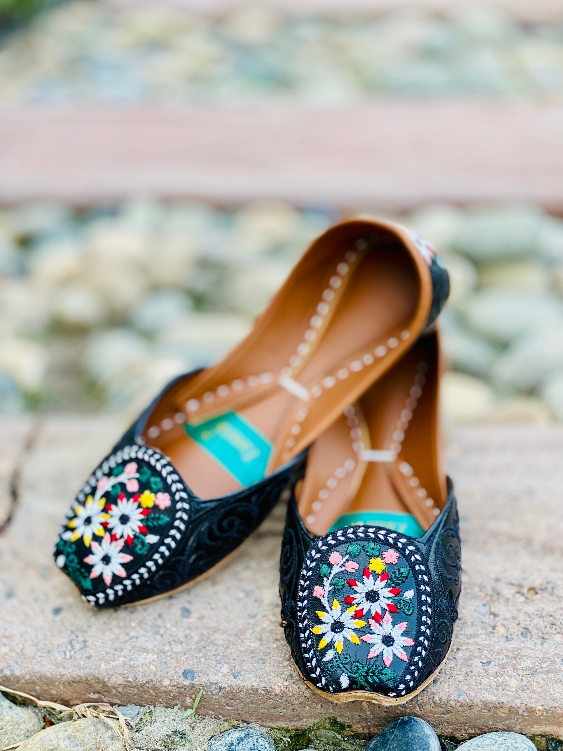 Midnight Bloom - Black Elegant Embroidered Khussa - Zumrut by Amir 