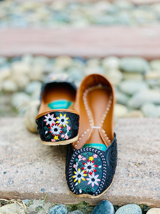 Midnight Bloom - Black Elegant Embroidered Khussa - Zumrut by Amir 