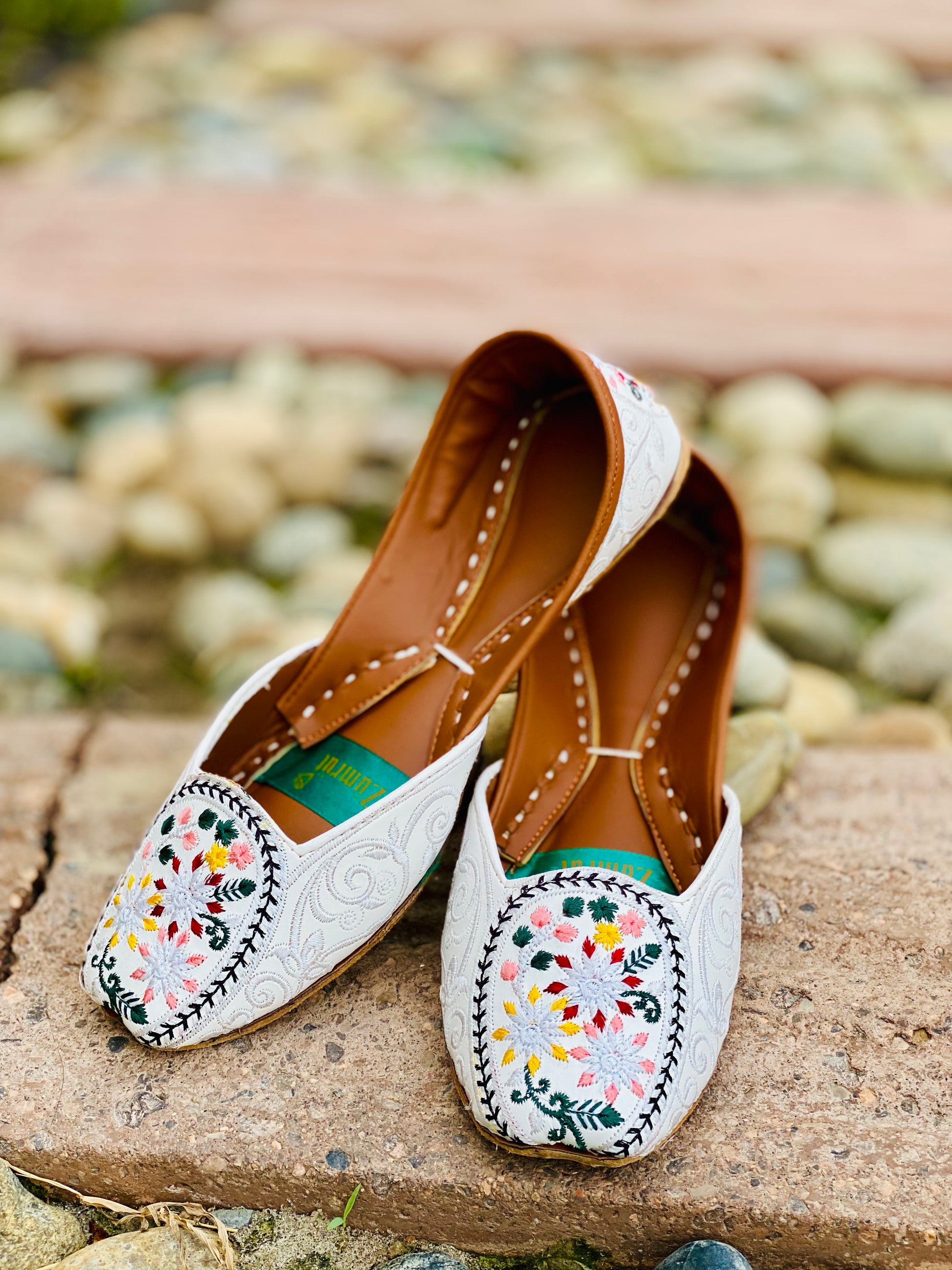 Ivory Bloom - White Floral Embroidered Khussa - Zumrut by Amir 