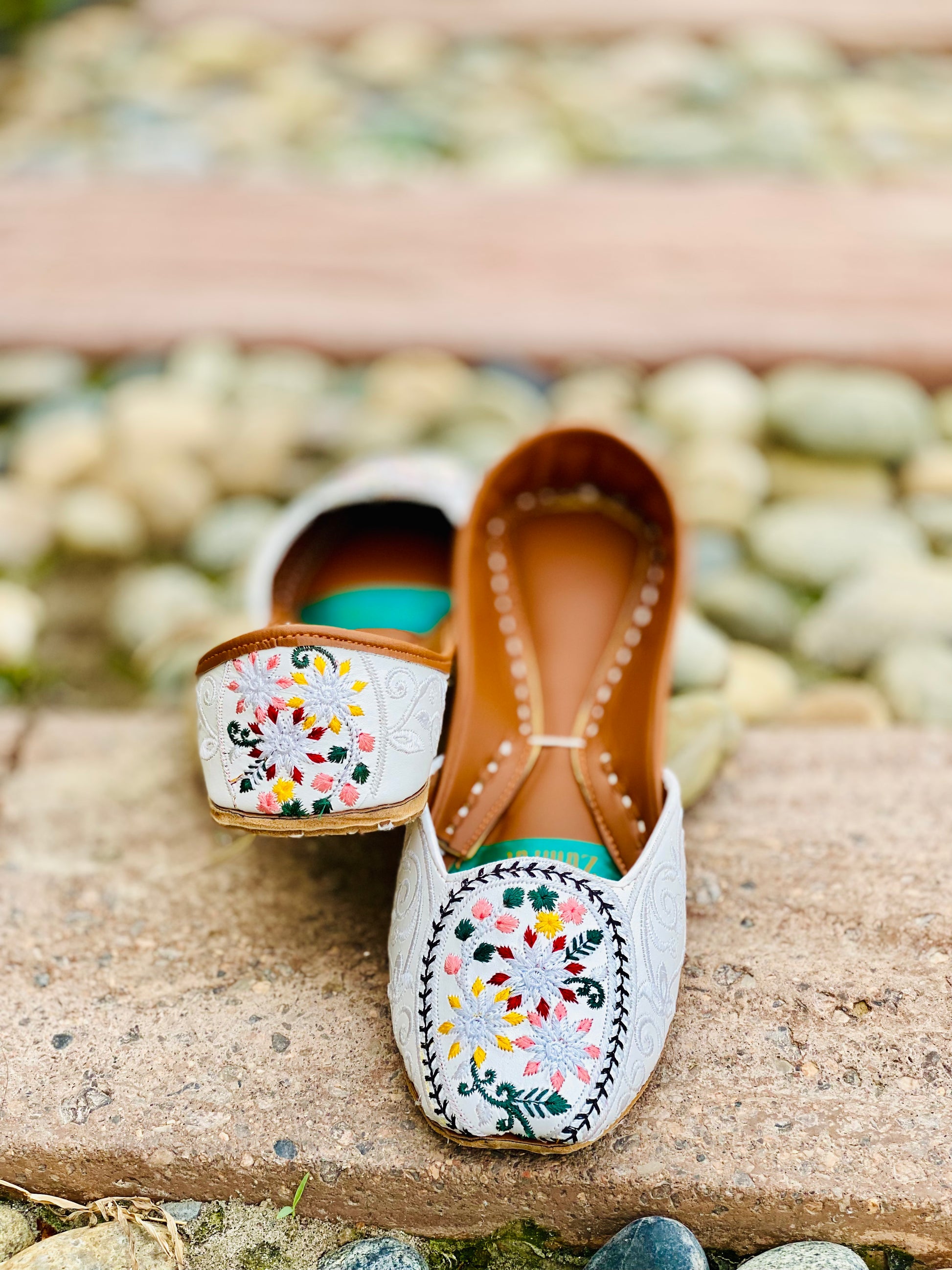 Ivory Bloom - White Floral Embroidered Khussa - Zumrut by Amir 