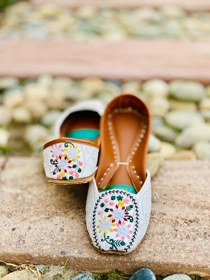 Ivory Bloom - White Floral Embroidered Khussa - Zumrut by Amir 