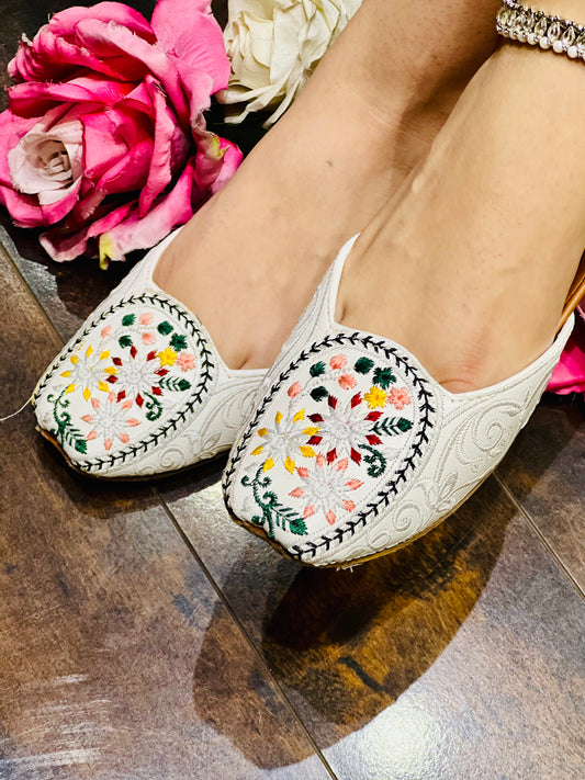 Ivory Bloom - White Floral Embroidered Khussa - Zumrut by Amir 