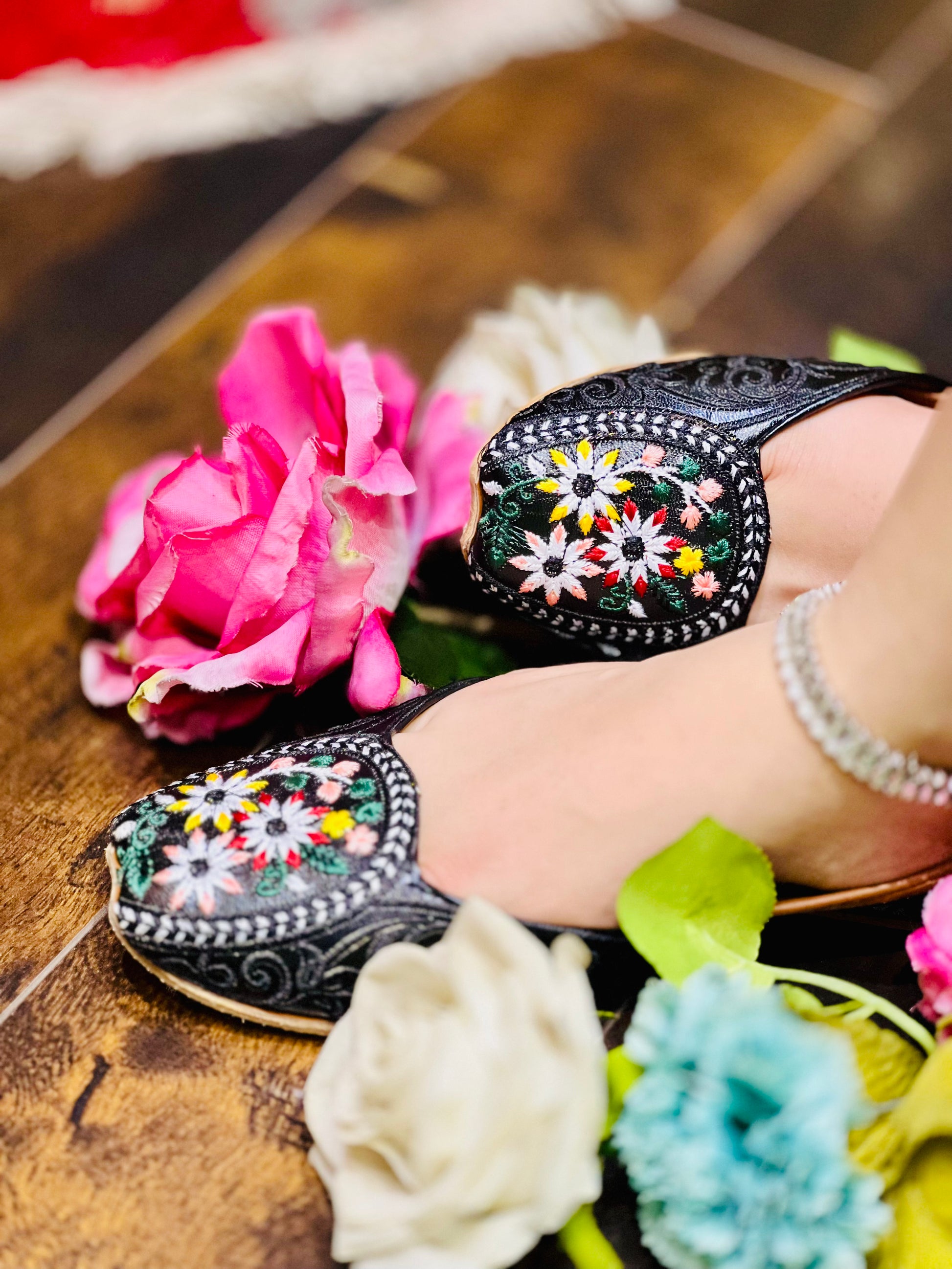 Midnight Bloom - Black Elegant Embroidered Khussa - Zumrut by Amir 