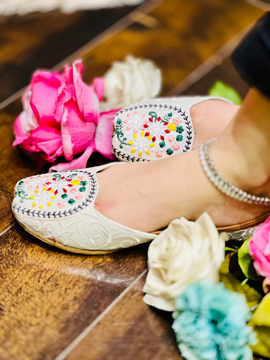 Ivory Bloom - White Floral Embroidered Khussa - Zumrut by Amir 